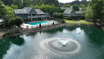 Seasonal pool with sundeck and wifi